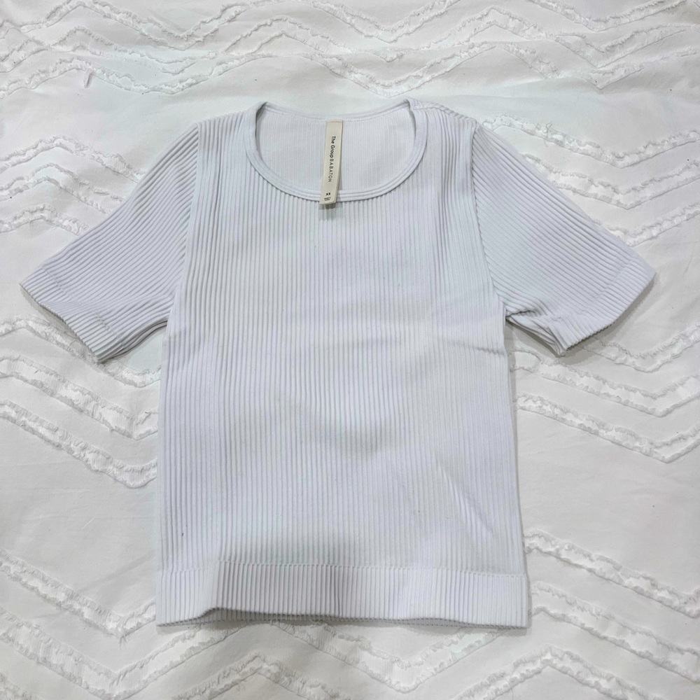 Aritzia, babaton ribbed tee. Women’s xs. Never been worn.